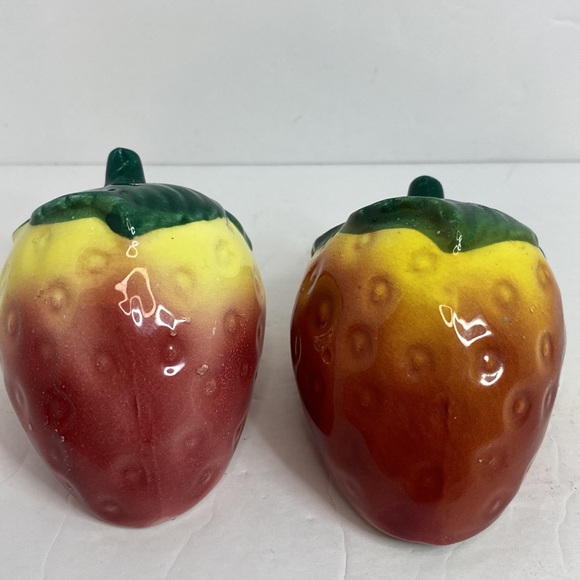 Vintage Salt and Pepper Shakers Strawberries - Picture 4 of 7
